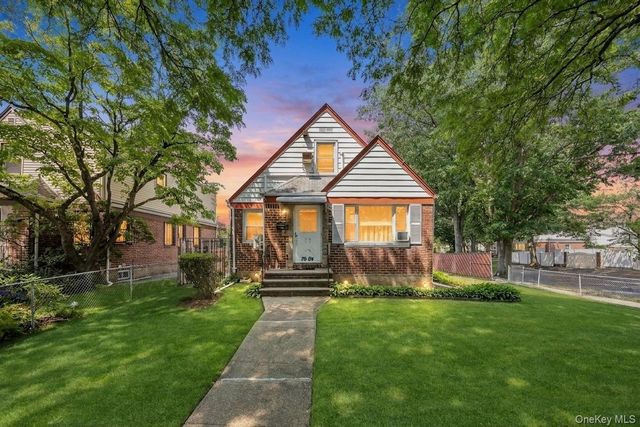 7904 268th Street, Glen Oaks, NY 11004