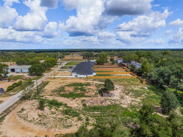 165 Oak Cluster Drive, Columbus, TX 78934