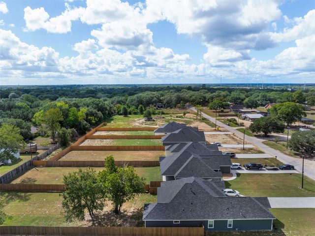 165 Oak Cluster Drive, Columbus, TX 78934