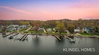 16527 Lakeview Street, Ferrysburg City, MI 49456