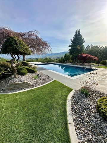 218 Sunnyslope Heights Road, Wenatchee, WA 98801