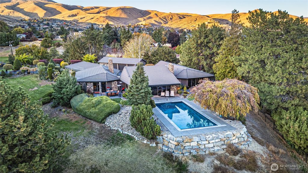 218 Sunnyslope Heights Road, Wenatchee, WA 98801