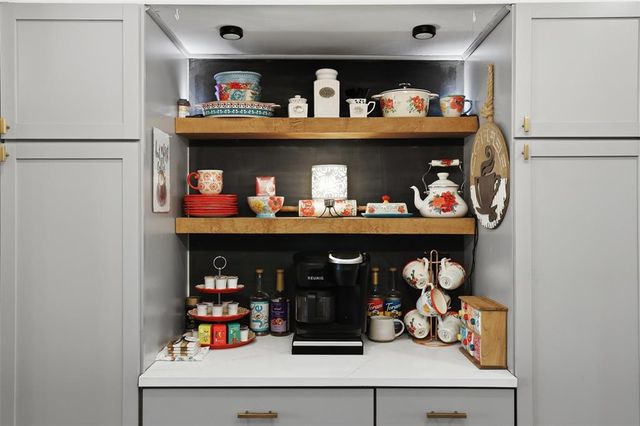 6000 Broadmoor Avenue, Oklahoma City, OK 73132