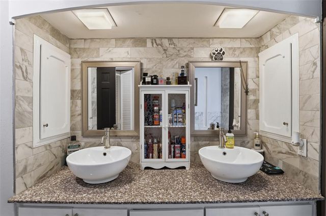 6000 Broadmoor Avenue, Oklahoma City, OK 73132