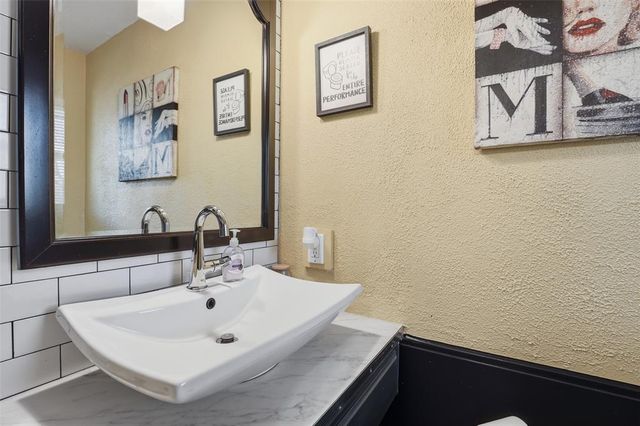 6000 Broadmoor Avenue, Oklahoma City, OK 73132