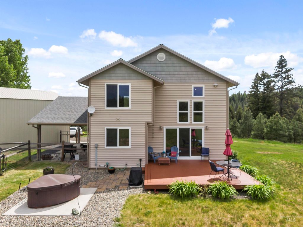 1692 East Road, Deary, ID 83823
