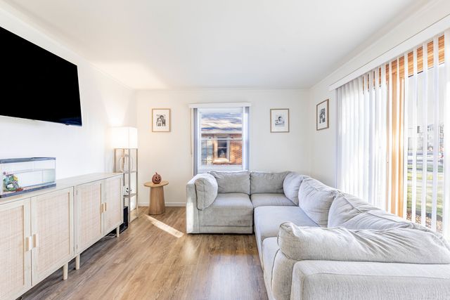 9904 S Cicero Avenue, Oak Lawn, IL 60453