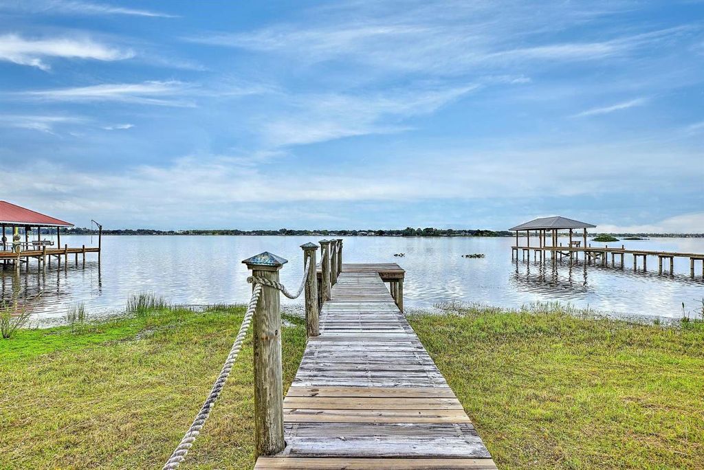 Image 2 of property listing at 4160 LAKEVIEW DRIVE, Sebring, FL 33870
