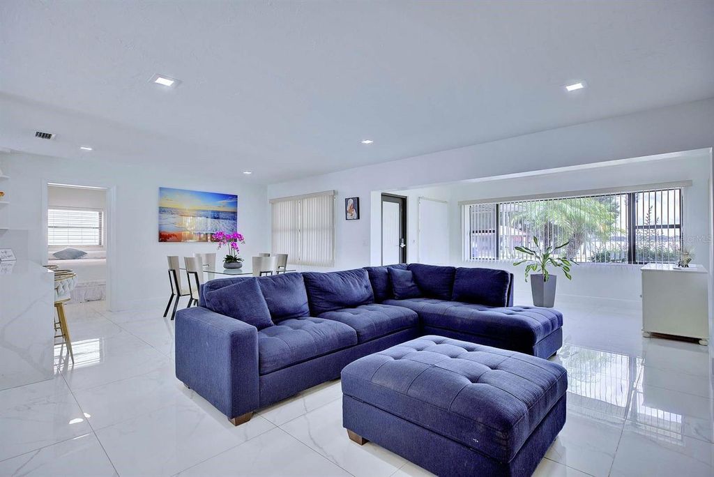 Image 12 of property listing at 4160 LAKEVIEW DRIVE, Sebring, FL 33870