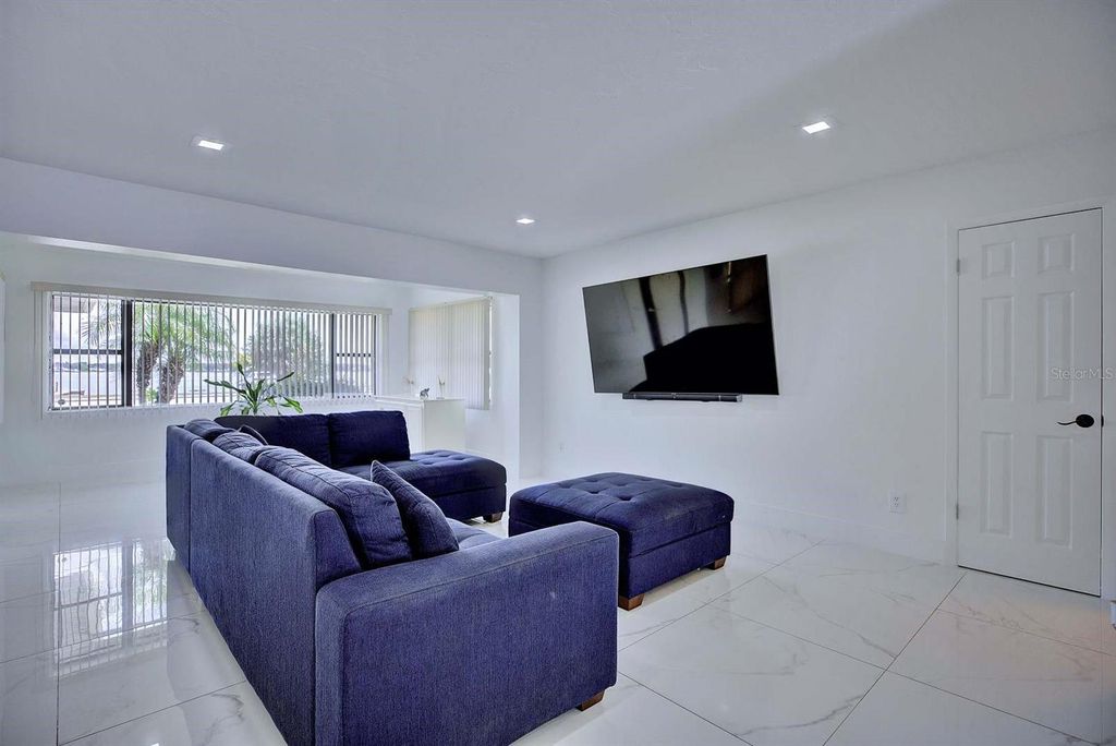 Image 13 of property listing at 4160 LAKEVIEW DRIVE, Sebring, FL 33870