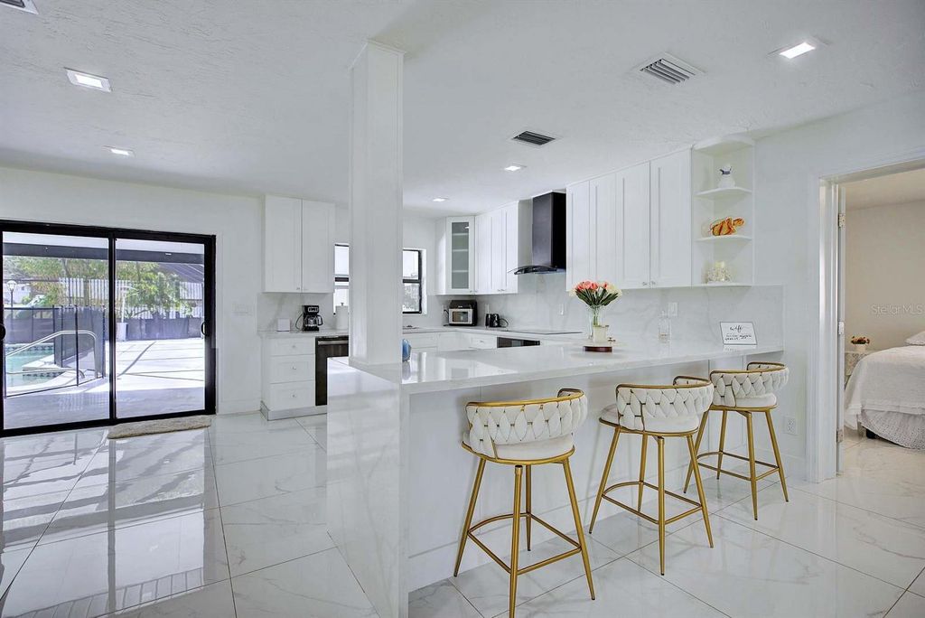 Image 15 of property listing at 4160 LAKEVIEW DRIVE, Sebring, FL 33870