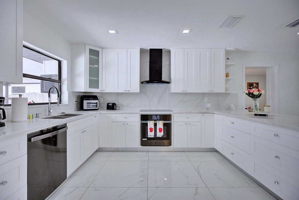 Image 16 of property listing at 4160 LAKEVIEW DRIVE, Sebring, FL 33870