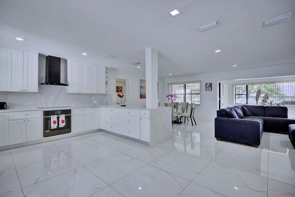 Image 19 of property listing at 4160 LAKEVIEW DRIVE, Sebring, FL 33870