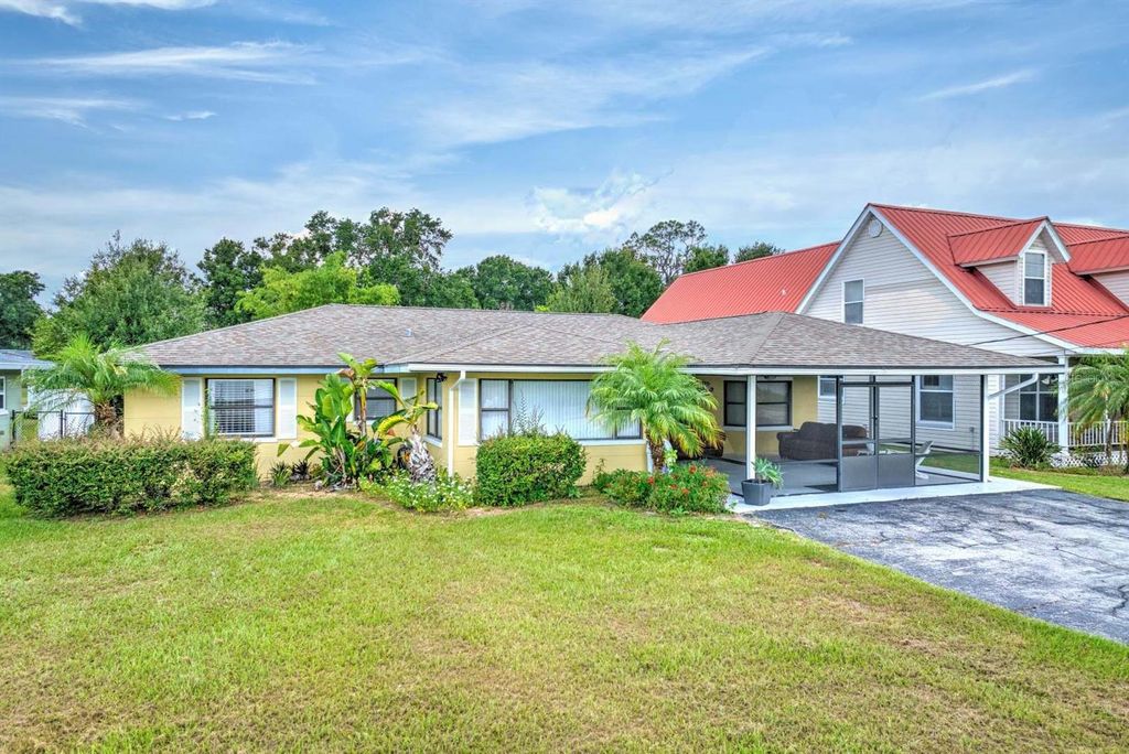 Image 4 of property listing at 4160 LAKEVIEW DRIVE, Sebring, FL 33870