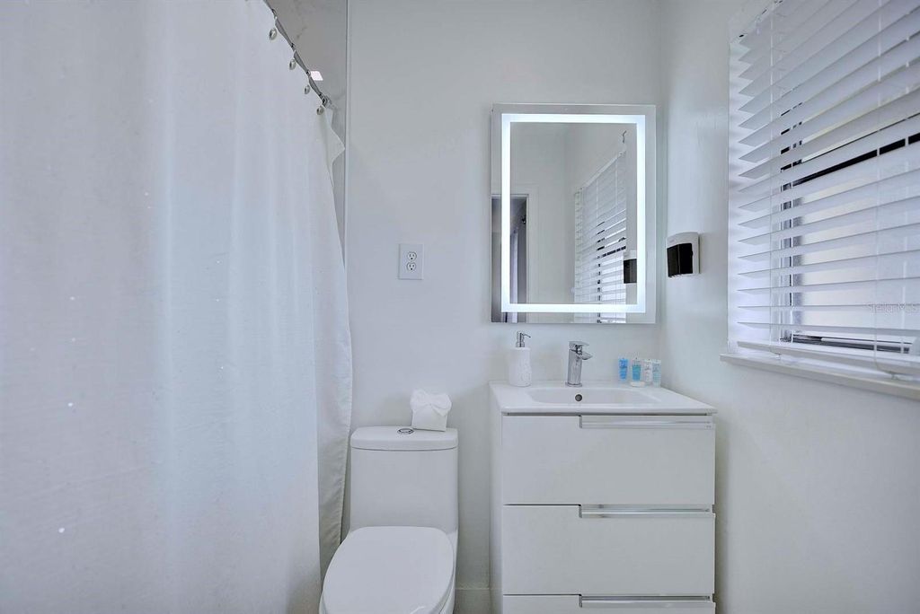 Image 32 of property listing at 4160 LAKEVIEW DRIVE, Sebring, FL 33870