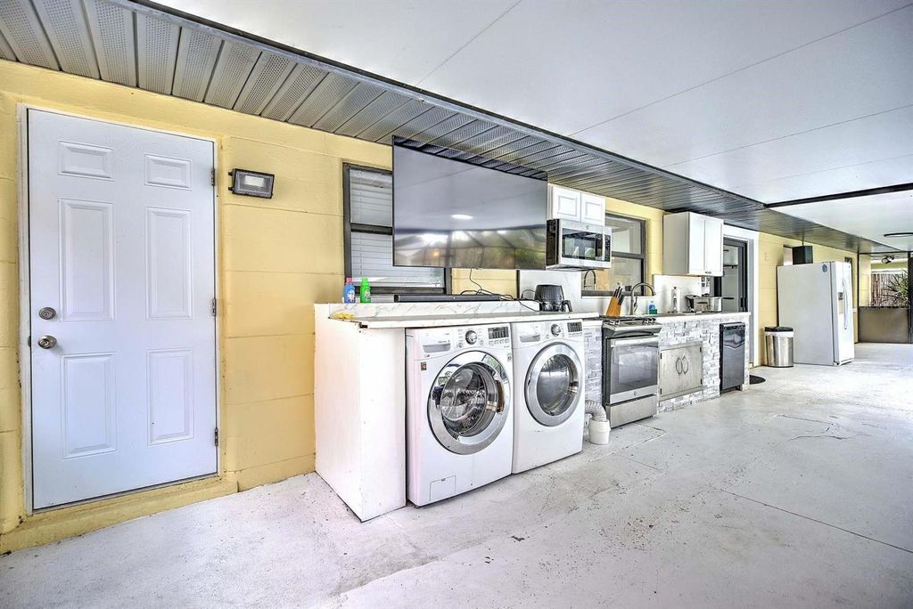 Image 35 of property listing at 4160 LAKEVIEW DRIVE, Sebring, FL 33870