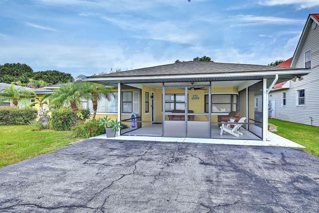 Image 5 of property listing at 4160 LAKEVIEW DRIVE, Sebring, FL 33870