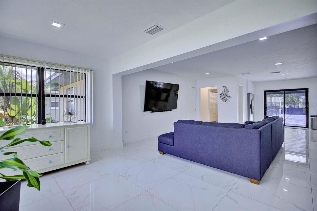 Image 9 of property listing at 4160 LAKEVIEW DRIVE, Sebring, FL 33870