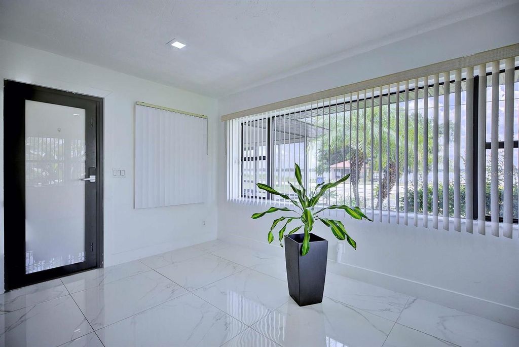 Image 10 of property listing at 4160 LAKEVIEW DRIVE, Sebring, FL 33870