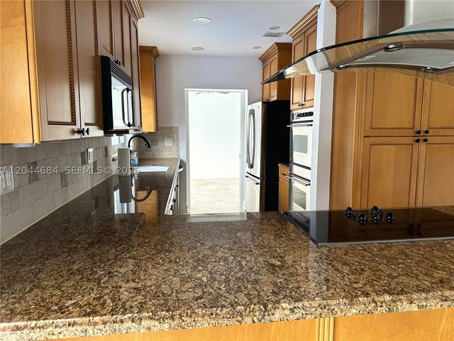 2445 SE 8th St, Pompano Beach, FL 33062