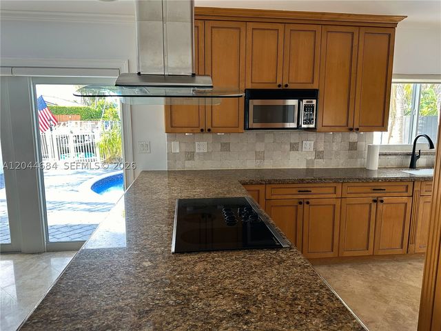 2445 SE 8th St, Pompano Beach, FL 33062