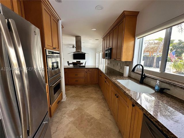 2445 SE 8th St, Pompano Beach, FL 33062