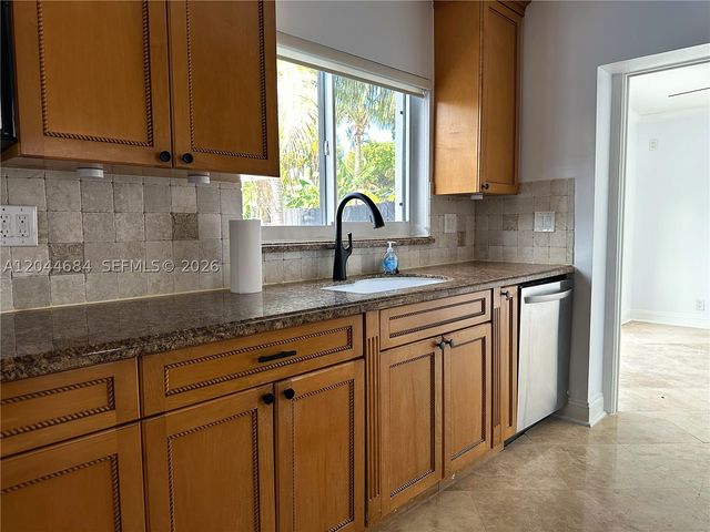 2445 SE 8th St, Pompano Beach, FL 33062