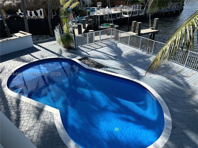 2445 SE 8th St, Pompano Beach, FL 33062