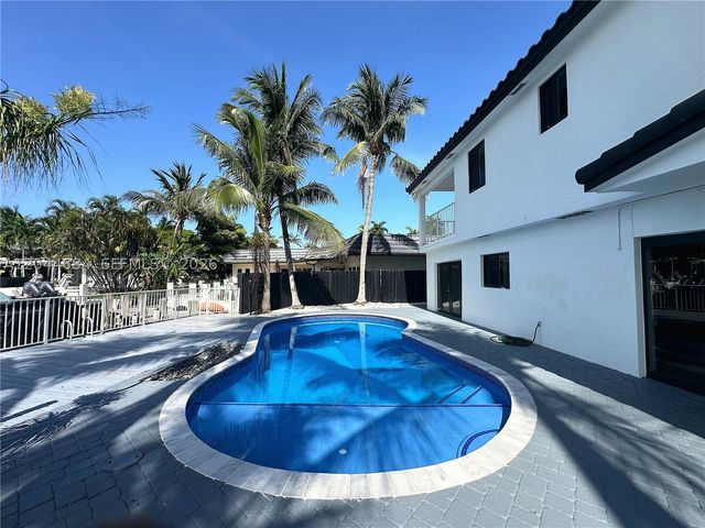 2445 SE 8th St, Pompano Beach, FL 33062