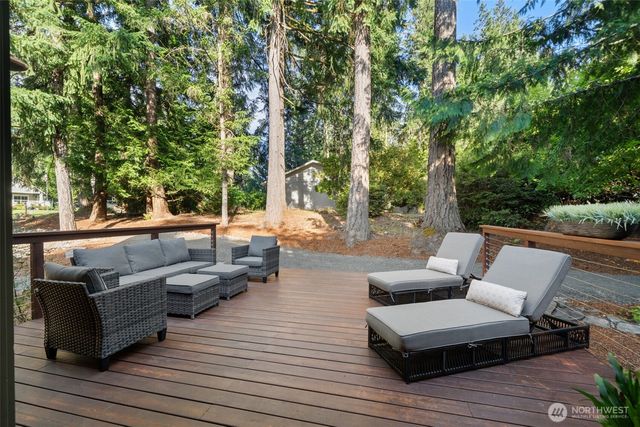 91 E Lakeland Way, Allyn, WA 98524