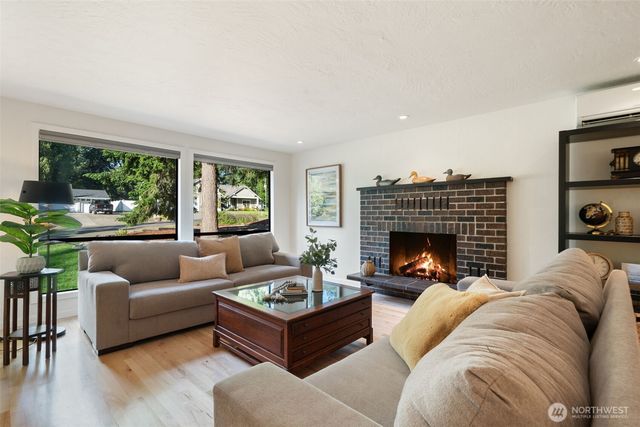 91 E Lakeland Way, Allyn, WA 98524