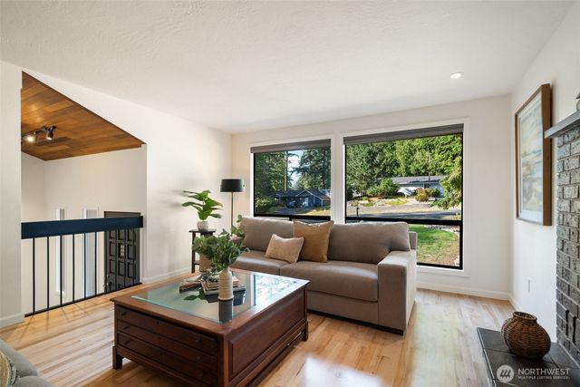 91 E Lakeland Way, Allyn, WA 98524