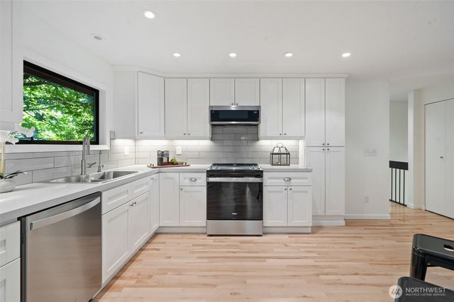 91 E Lakeland Way, Allyn, WA 98524