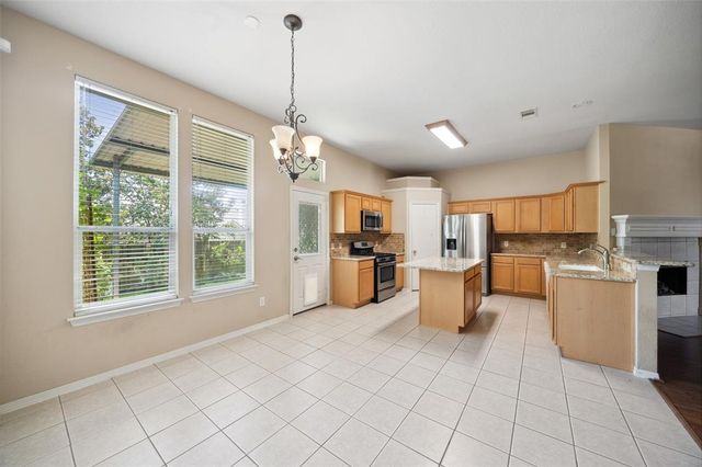 2207 Highland Hills Drive, Conroe, TX 77304