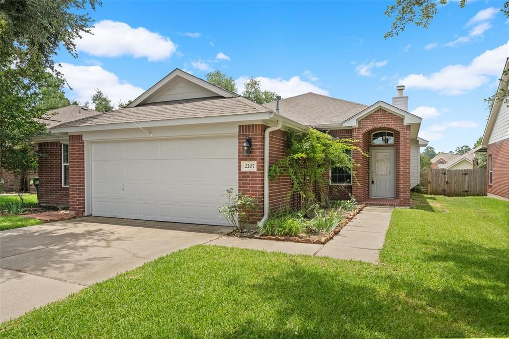2207 Highland Hills Drive, Conroe, TX 77304