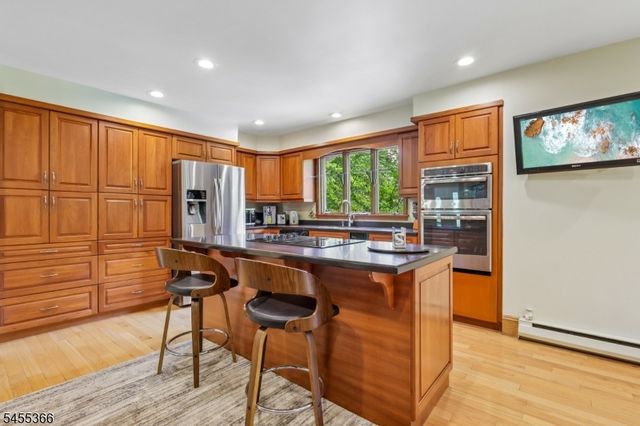 34 Forest Dr, Watchung Boro, NJ 07069