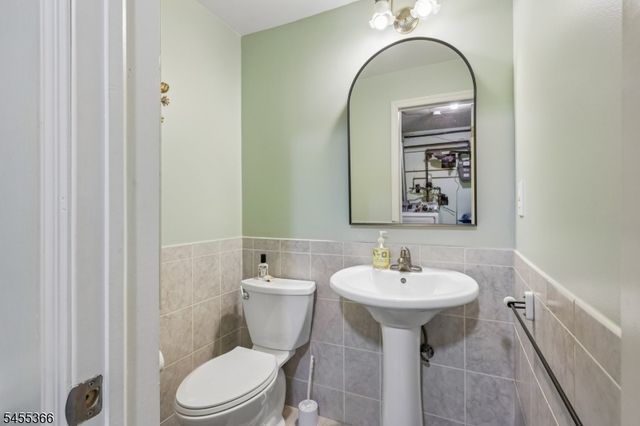 34 Forest Dr, Watchung Boro, NJ 07069