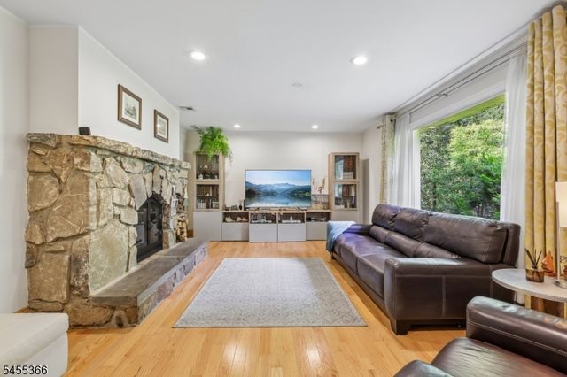 34 Forest Dr, Watchung Boro, NJ 07069