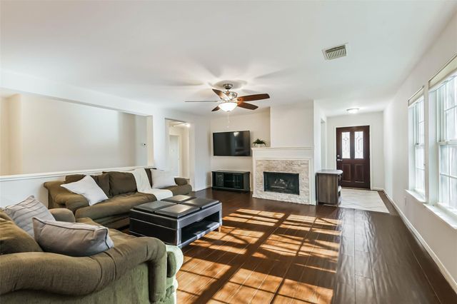 3711 Norwood Glen Lane, Friendswood, TX 77546