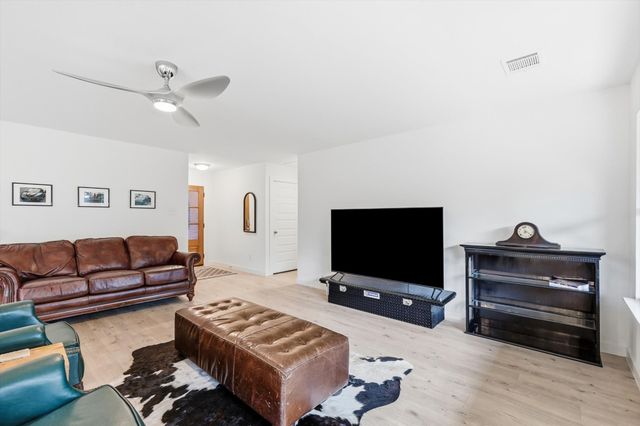105 Jim Walters Drive, Runaway Bay, TX 76426