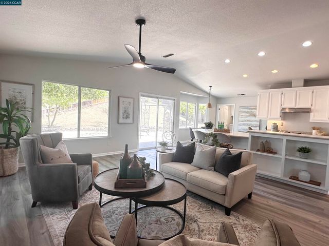 6404 Eagle Ridge Dr, Vallejo, CA 94591