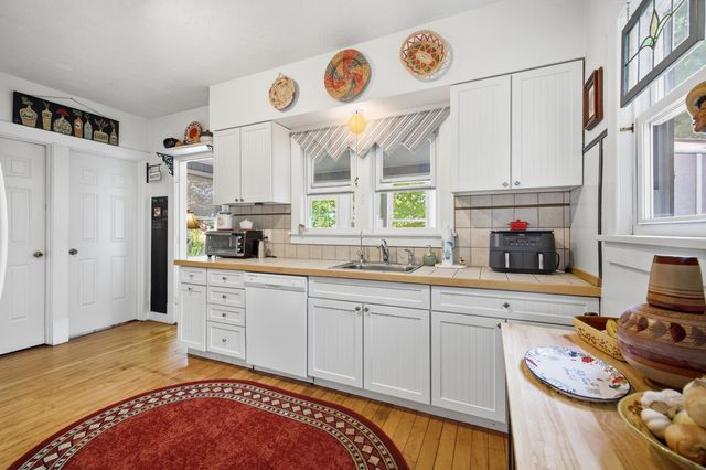 24 W Ash Street W, Three Oaks, MI 49128