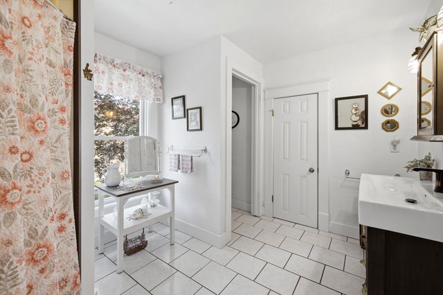 24 W Ash Street W, Three Oaks, MI 49128