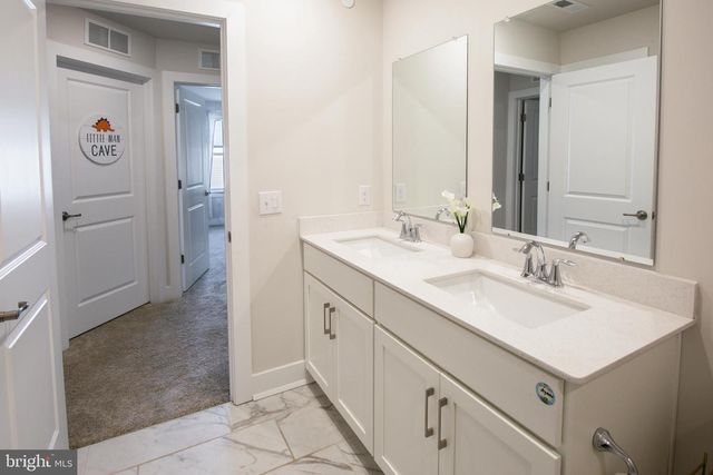 22 LADBROKE DR, Exton, PA 19341