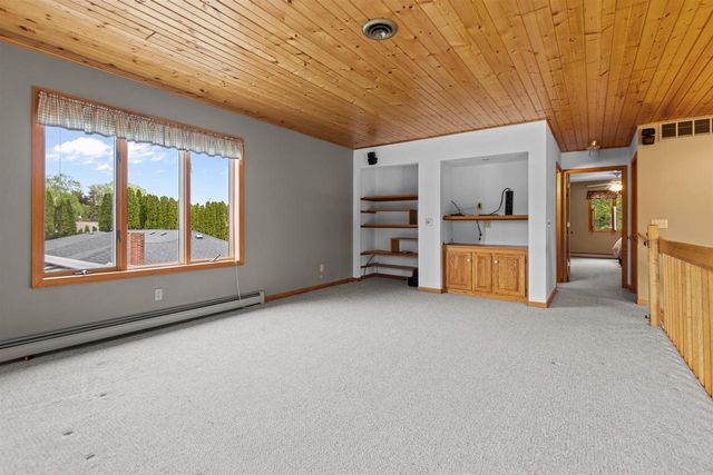 728 E RIVER DRIVE, Omro, WI 54963
