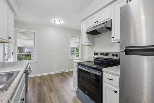 1237 Easton Drive, Akron, OH 44310