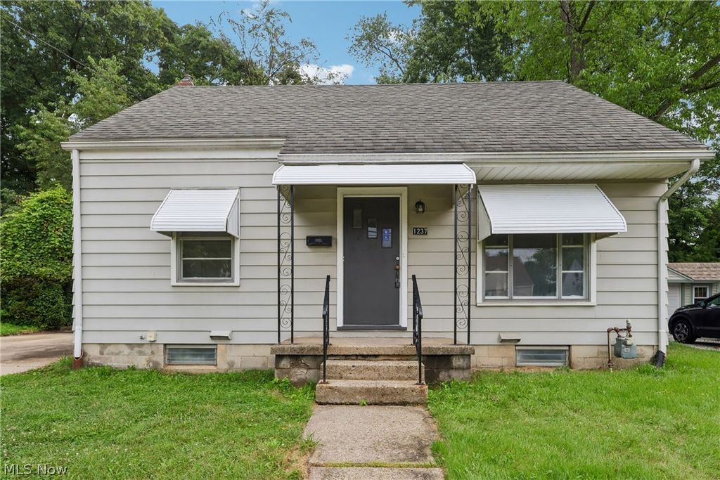 1237 Easton Drive, Akron, OH 44310