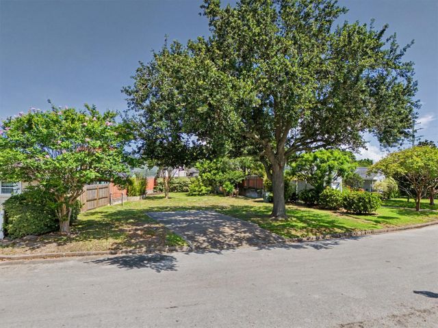 1908 Neumann Drive, Galveston, TX 77551