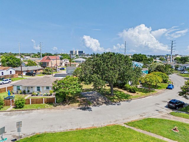 1908 Neumann Drive, Galveston, TX 77551