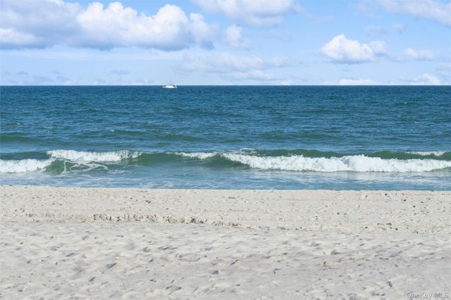 68 Foster Avenue 19, Hampton Bays, NY 11946